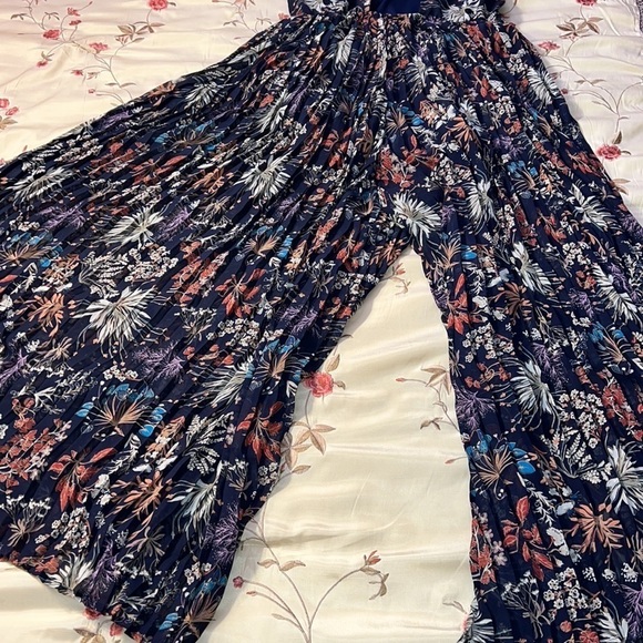 Superfoxx Pleated Floral Jumpsuit size Medium - Picture 3 of 5